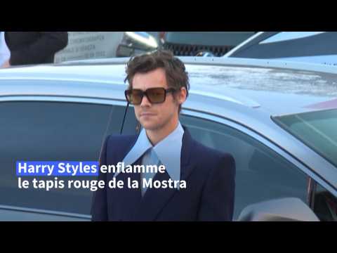VIDEO : Mostra de Venise: la mgastar de la pop Harry Styles enflamme le tapis rouge