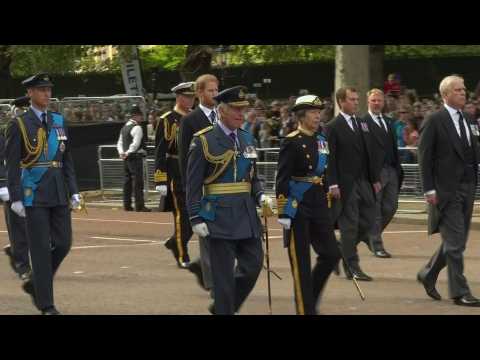 Coffin of Queen Elizabeth II leaves Buckingham Palace for final time (2)