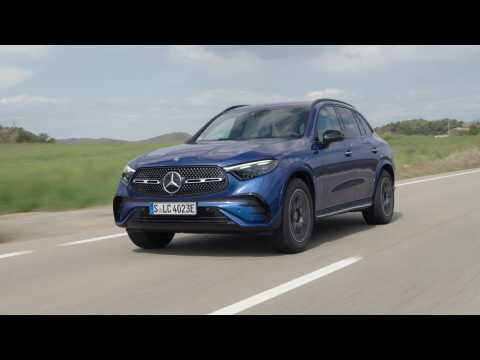 Mercedes-Benz GLC 300 4MATIC in Spectral blue Driving Video