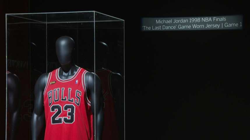 Un maillot du basketteur Michael Jordan vendu aux enchères pour