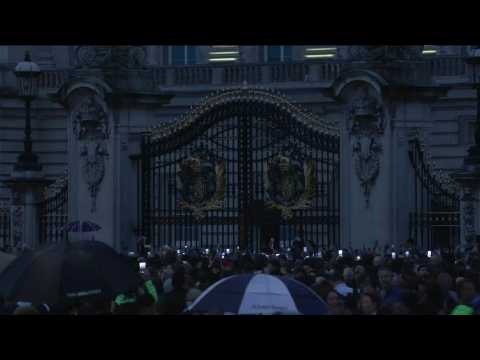 Crowds gather outside Buckingham Palace after Queen Elizabeth II dies