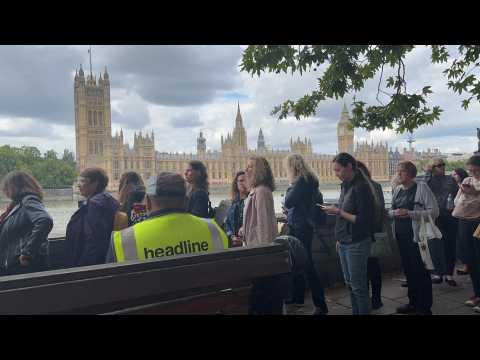 TIMELAPSE: People queue to see Elizabeth II lying in state in Westminster Hall, London