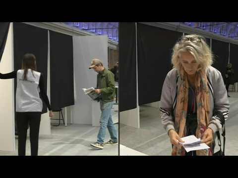 Swedes begin to vote as poll station open for general election