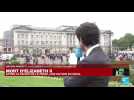 Décès d'Elizabeth II : les britanniques et les touristes affluent devant le Palais de Buckingham