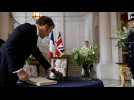 Mort d'Elizabeth II : Emmanuel Macron a signé le registre de condoléances à l'ambassade britannique