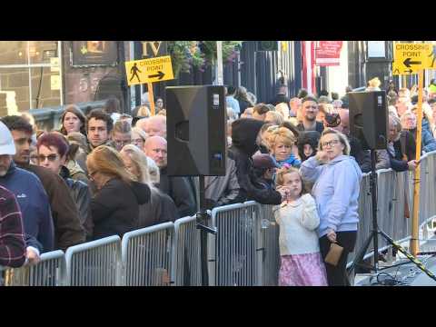 People queue to pay respects to Queen Elizabeth II in Edinburgh