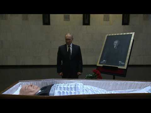 Vladimir Putin pays tribute to Mikhail Gorbachev