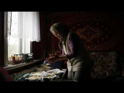 Ukrainian grandma bakes Easter cake amid rubble