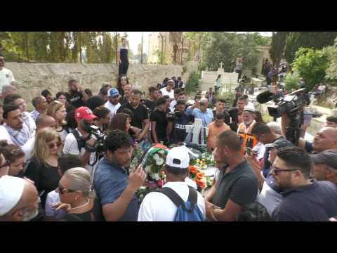 People gather at Mt Zion cemetery where slain Al Jazeera journalist is laid to rest (2)