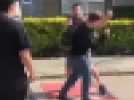 Un papa s'emporte et veut donner une leçon aux harceleurs de son fils: une bagarre éclate devant les portes de l'école