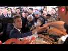 Emmanuel Macron dans les Hautes-Pyrénées déguste du porc noir de Bigorre au marché de Barbazan-Debat