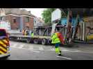 Deux piétons coincés sous une grue de 35 tonnes, tombée d'un camion