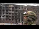 Ukraine : les habitants de Marioupol vivent au milieu de bâtiments détruits et de tombes