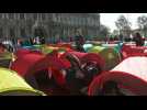 Paris: une centaine d'exilés sans abri occupent la place de l'Hôtel de ville