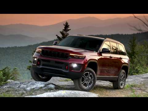 All-new 2022 Jeep Grand Cherokee Trailhawk Driving Video