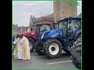 A Bailleul, le Père Toussaint bénit les tracteurs des agriculteurs