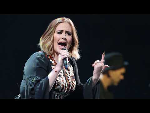 VIDEO : Adele :  dvaste  et  embarrasse  par son divorce avec Simon Konecki