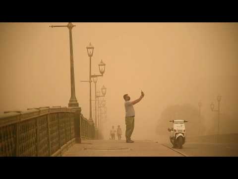 Dust envelops Baghdad as sandstorm sweeps the city