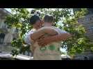 Deux hommes s'enlacent pendant 24 heures lors du festival Queer de Zagreb