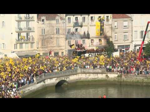 Rugby: La Rochelle fans celebrate European title during team's bus parade