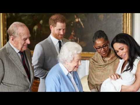 VIDEO : Pourquoi Meghan et Harry n?ont pas eu le droit de faire une photo de Lilibet avec la reine