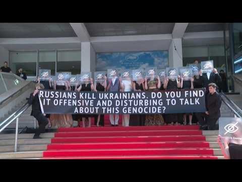 Cannes: crew of Ukrainian film "Butterfly Vision" unfolds banner to denounce the war
