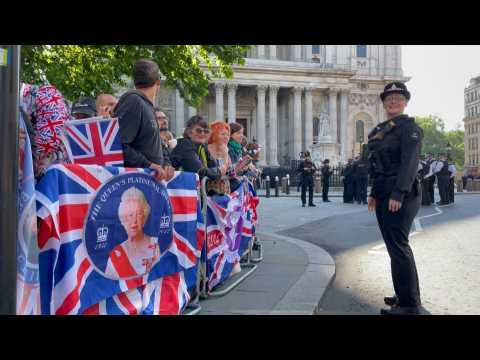 Well-wishers and guests arrive at St Paul's for Jubilee service
