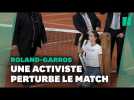 Roland-Garros: une femme s'attache au filet durant la demi-finale Cilic-Ruud