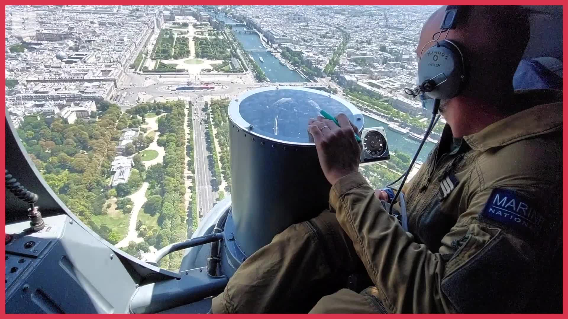 300 mètres au-dessus des Champs Elysées à bord d'un Atlantique 2 de Lann Bihoué (Le Télégramme)