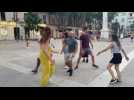 Ils invitent les passants à danser le Balfolk dans les rue d'Antibes tous les lundis soirs