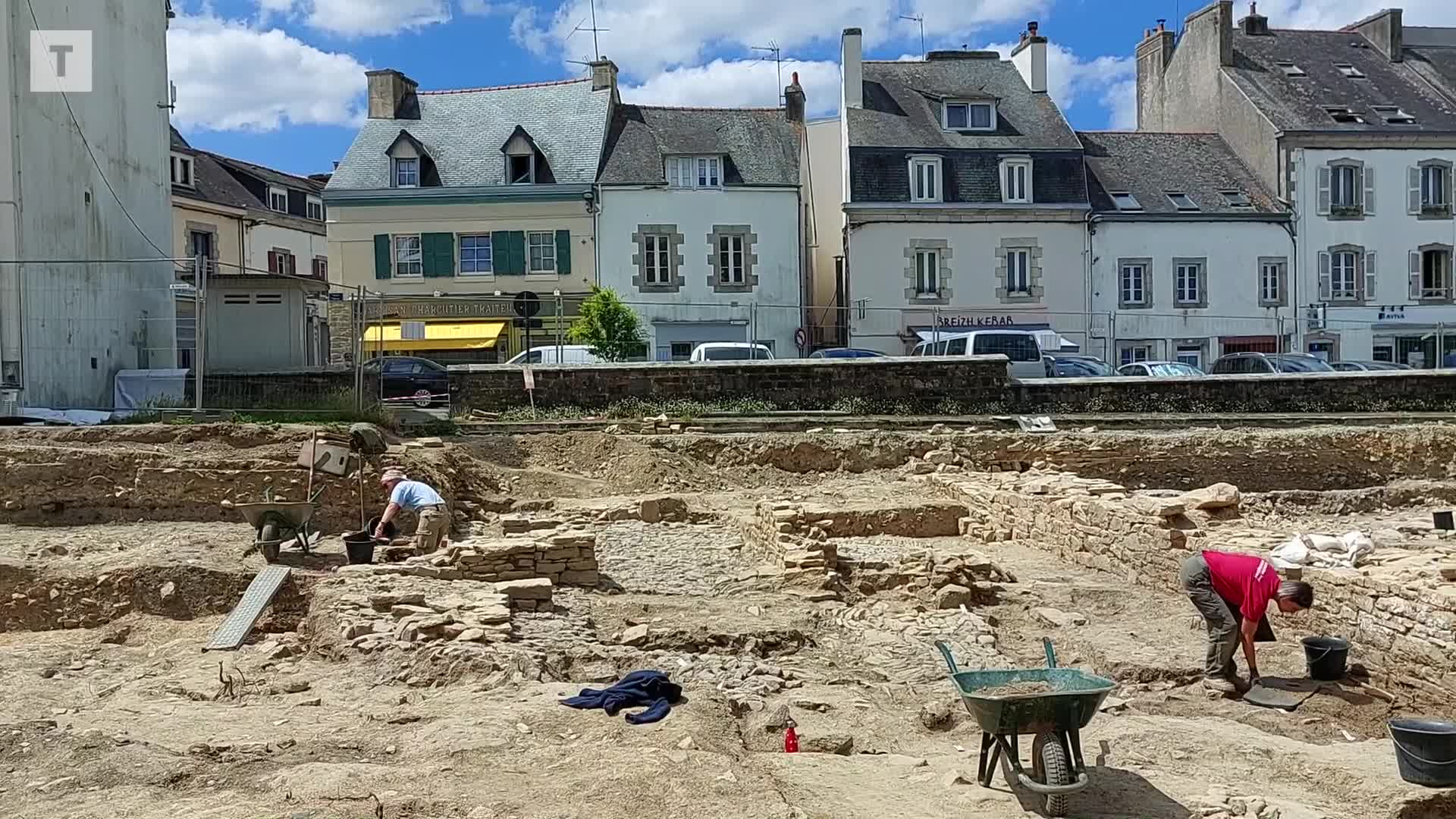 Les archéologues remontent le temps place des écoles à Quimperlé (Le Télégramme)