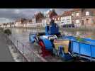 La faucardeuse nettoie la surface du canal à Saint-Omer pour l'arrivée du Cortège nautique