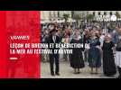 VIDEO. A Vannes, leçon express de breton et procession au Festival d'Arvor