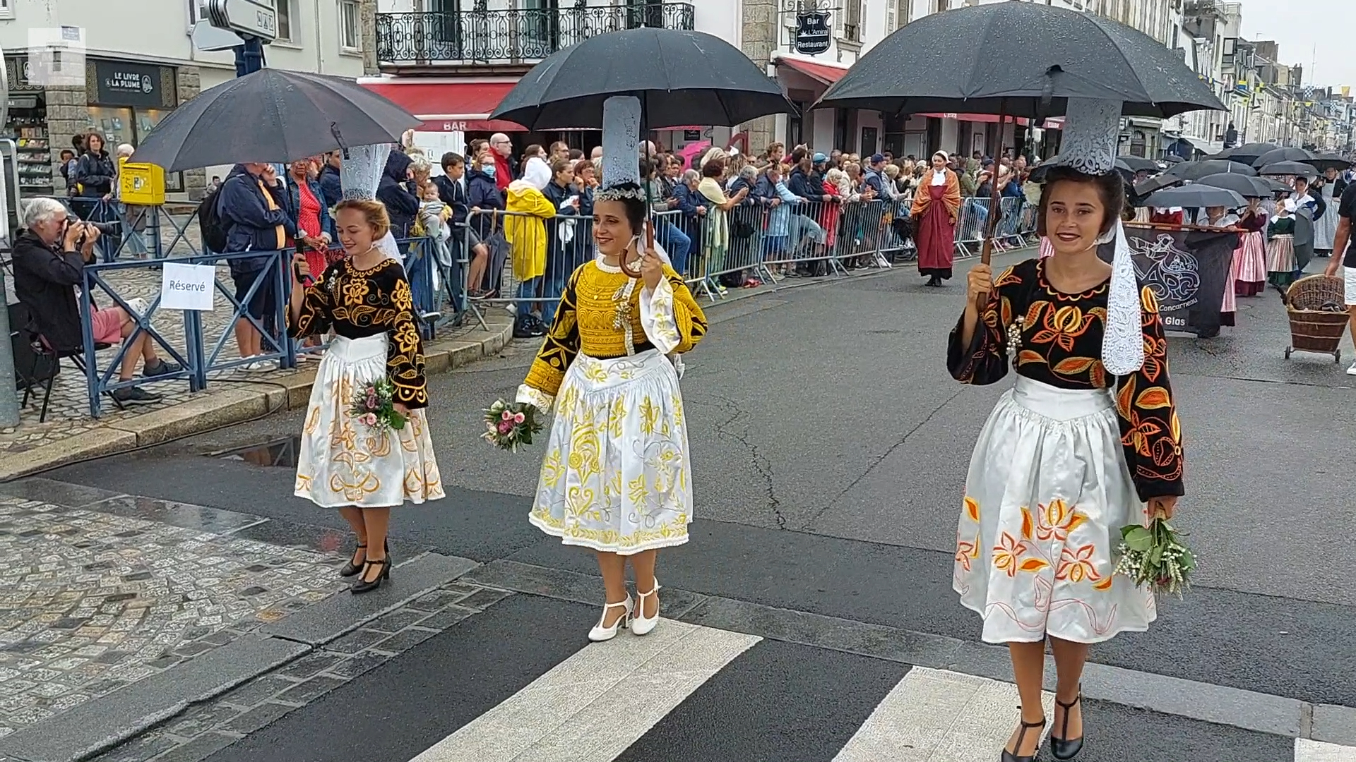 À Concarneau, le public retrouve le défilé des Filets Bleus (Le Télégramme)