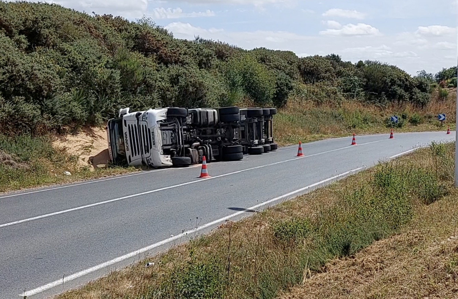 Un camion se couche sur la route à la sortie de Loudéac (Le Télégramme)