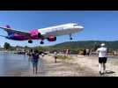 Un avion frôle des touristes lors de son atterrissage en Grèce