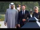 Emmanuel Macron déroule le tapis rouge au président des Émirats Arabes Unis et Brigitte sort le...