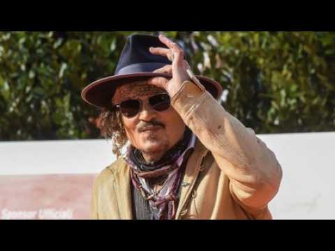 VIDEO : Johnny Depp a t aperu aux bras d?une jeune femme en Italie
