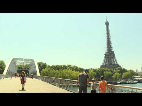 Heat wave: Parisians and tourists cross the Seine under a scorching sun