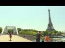 Heat wave: Parisians and tourists cross the Seine under a scorching sun