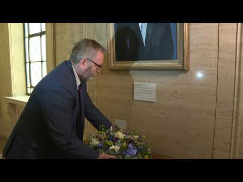 Head of David Trimble's party lays wreath at N.Ireland assembly after Nobel laureates death