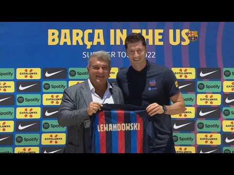 Football: Official presentation of Barcelona's Lewandowski