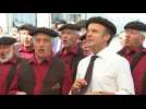 Dans les Hautes-Pyrénées, Emmanuel Macron chante avec un groupe traditionnel bigourdan