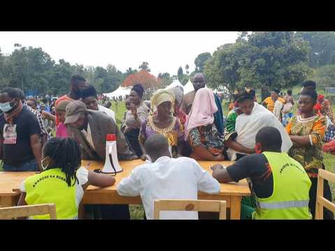 Congolese fleeing volcano register at camp in neighbouring Rwanda