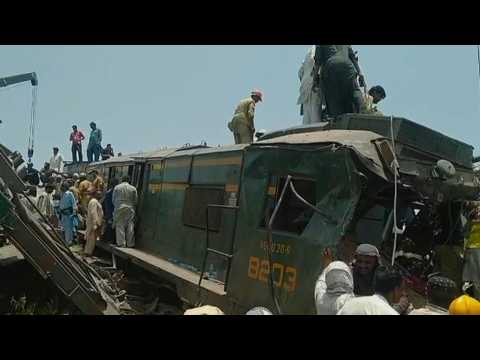 Mangled carriages at site of deadly Pakistan train crash (2)