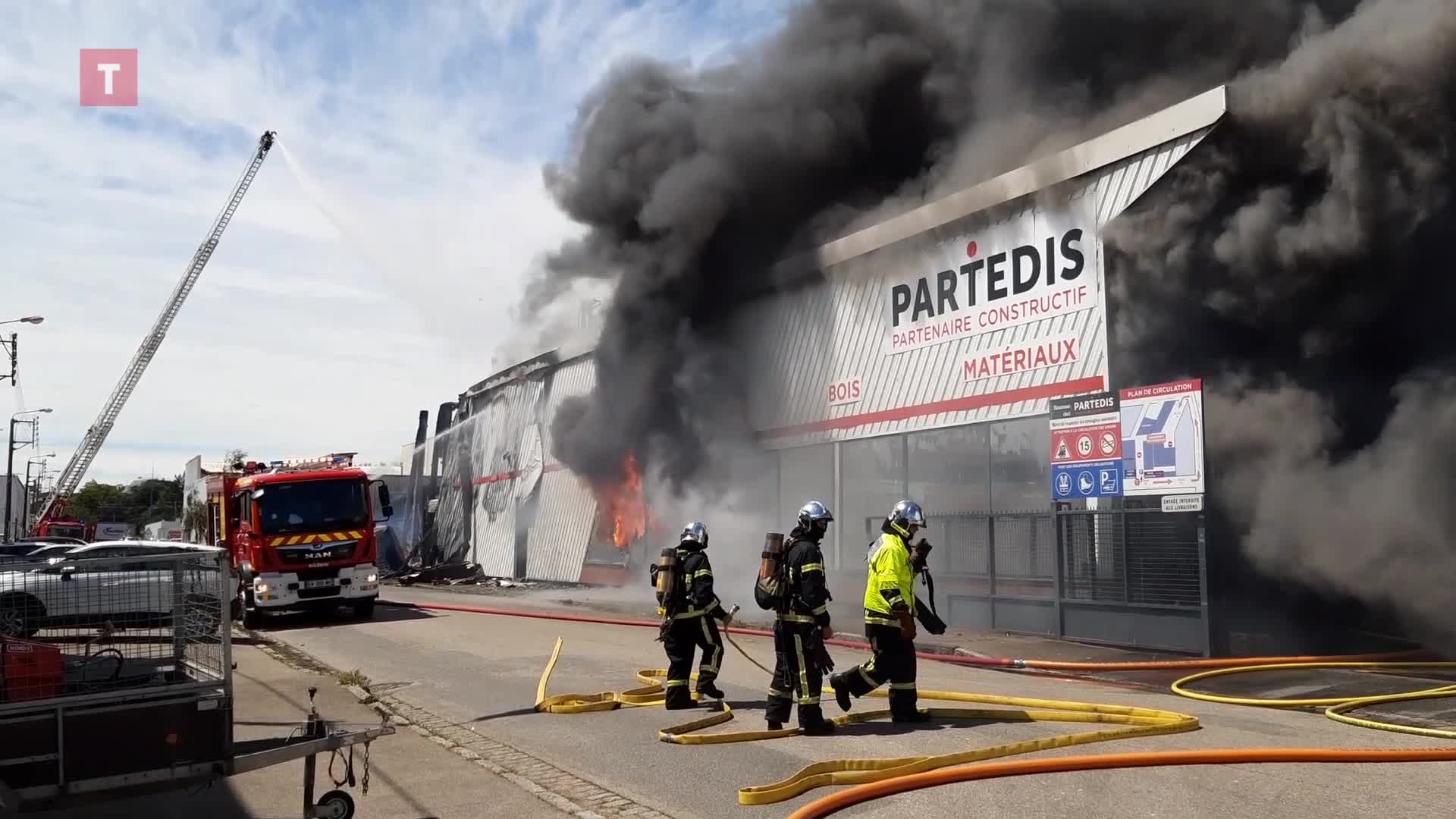 Impressionnant incendie en cours sur le port de Lorient (Le Télégramme)