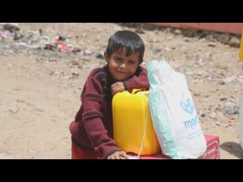 Yemeni refugees receive food aid