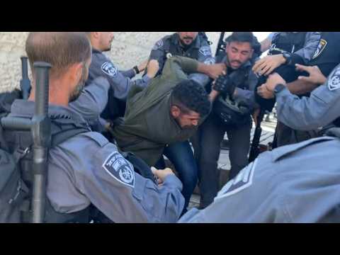 Palestinian and Israeli police scuffle ahead of Far-right Jerusalem march