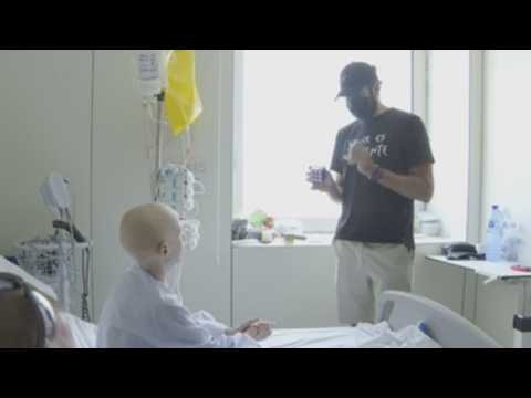 Ricky Rubio visits children with cancer whom he helps through his foundation