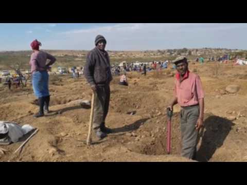 Thousands dig for what could be diamonds in South Africa